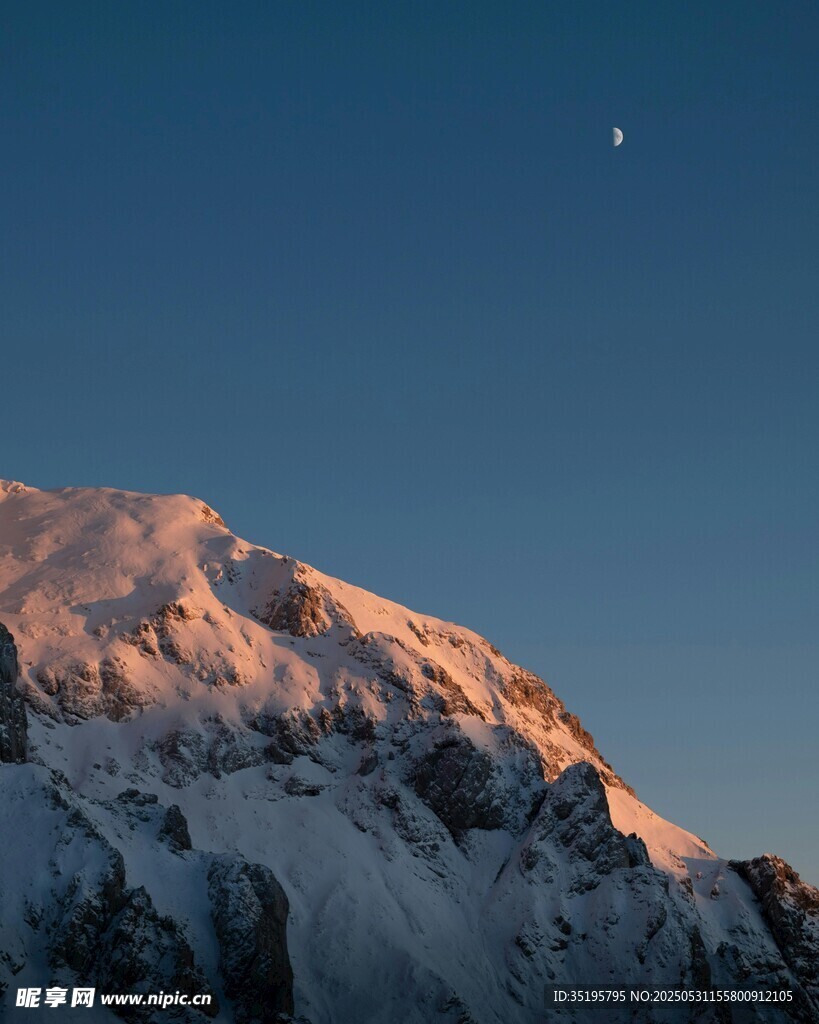 雪山之巅的月色美景