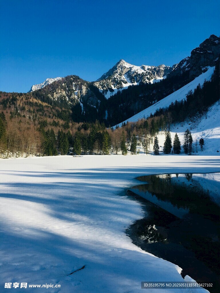 冬日雪山下的静谧冰河