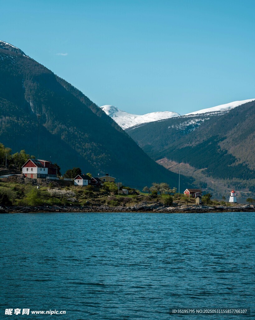 湖畔山峦美景