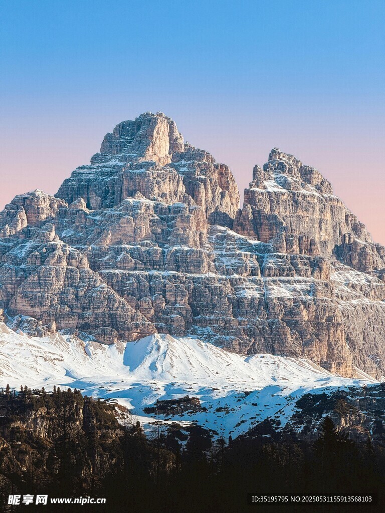 巍峨雪山壮丽景致