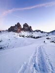 雪覆山峦的徒步小径