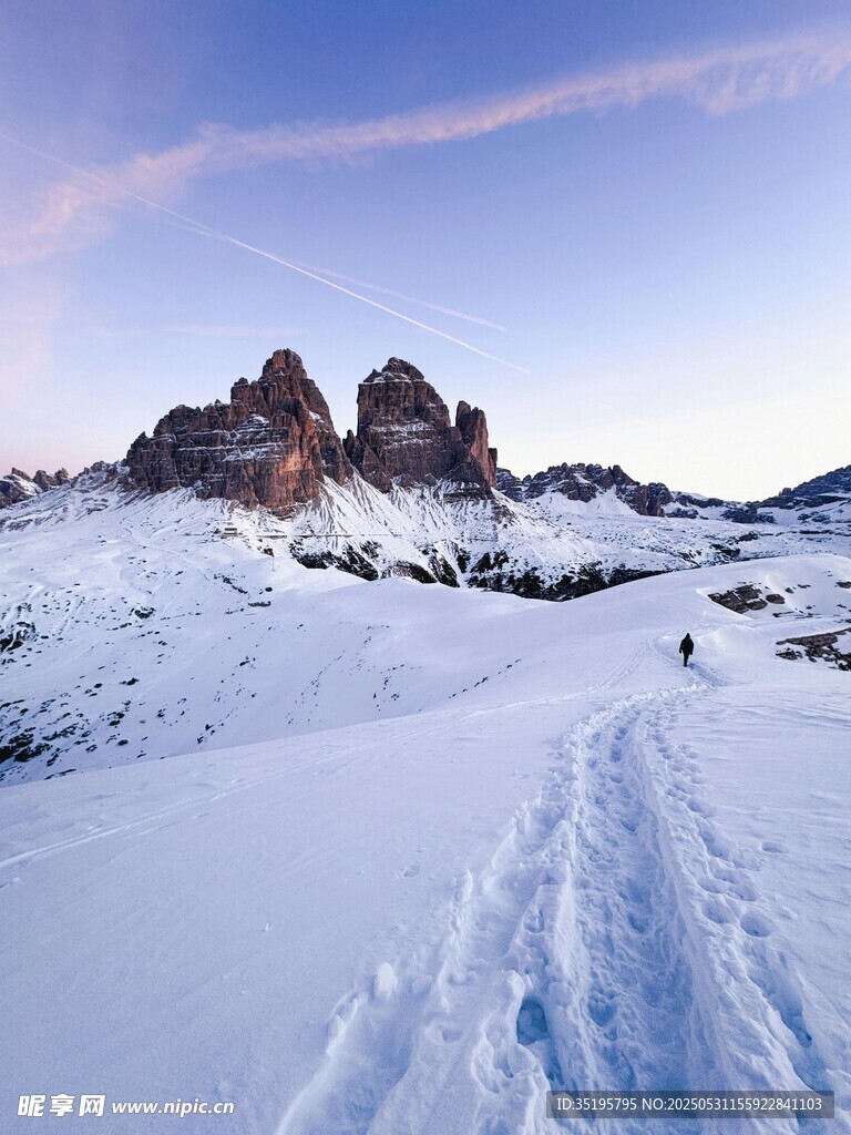 雪覆山峦的徒步小径