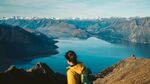 背包客眺望壮丽湖山景色