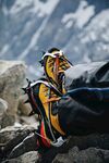 户外登山鞋置于岩石之上