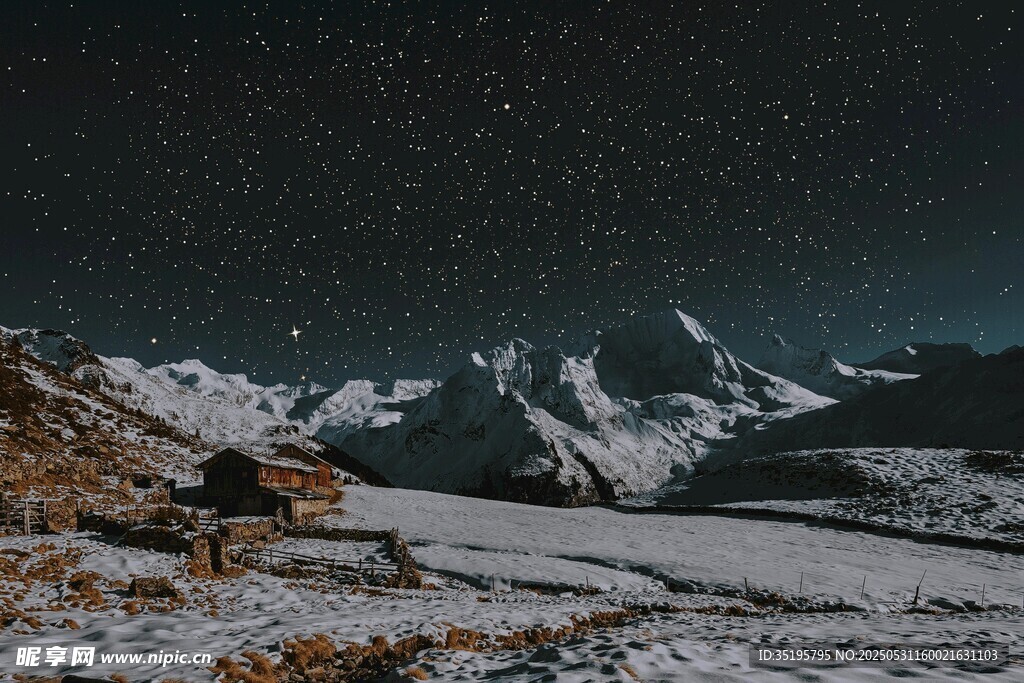 雪山夜景下的壮丽自然景观