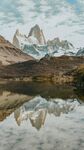 壮丽山景倒映平静湖面