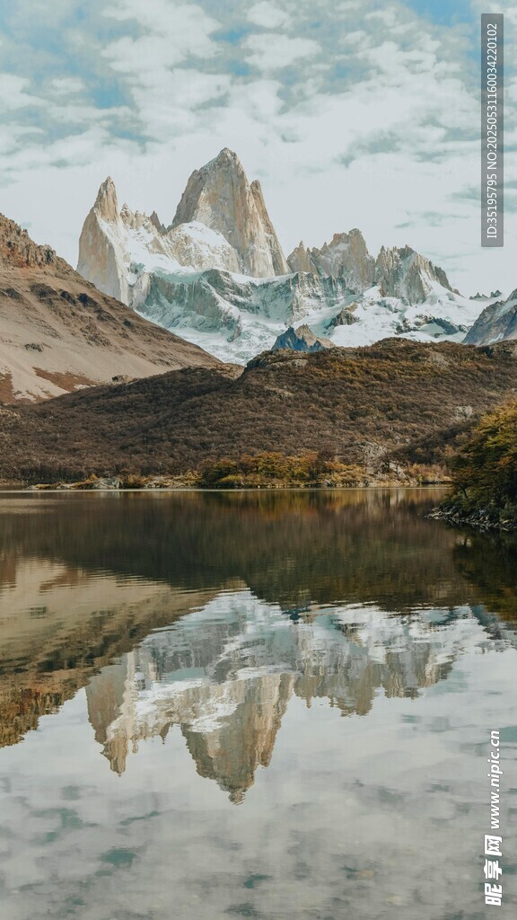 壮丽山景倒映平静湖面