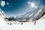 雪山下的热闹滑雪场景