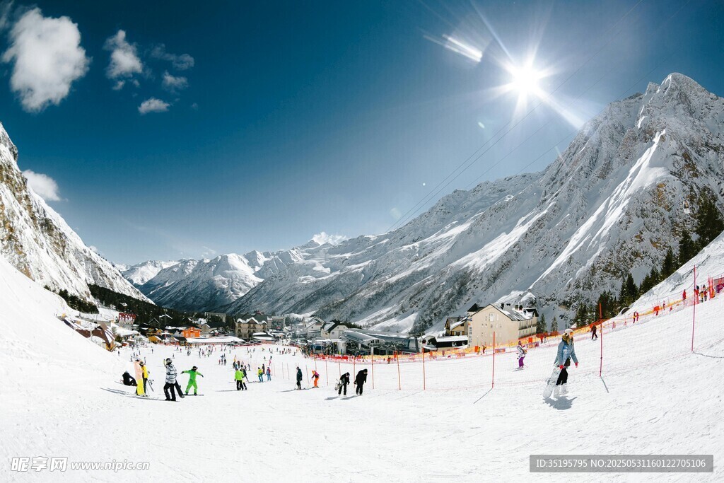 雪山下的热闹滑雪场景