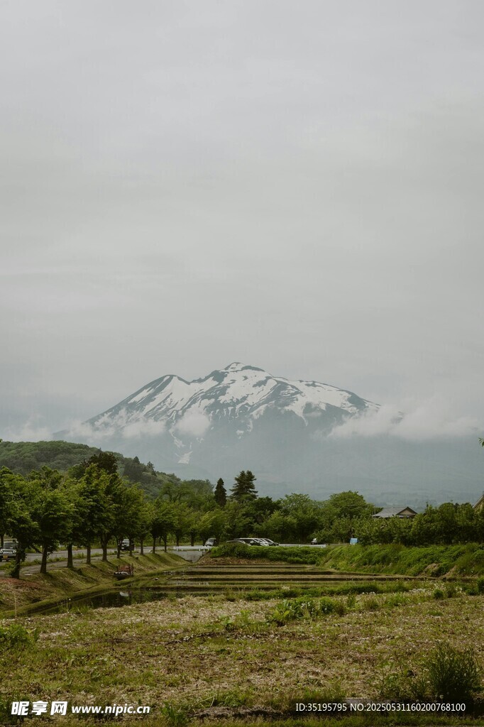 远山绿野间的自然景致