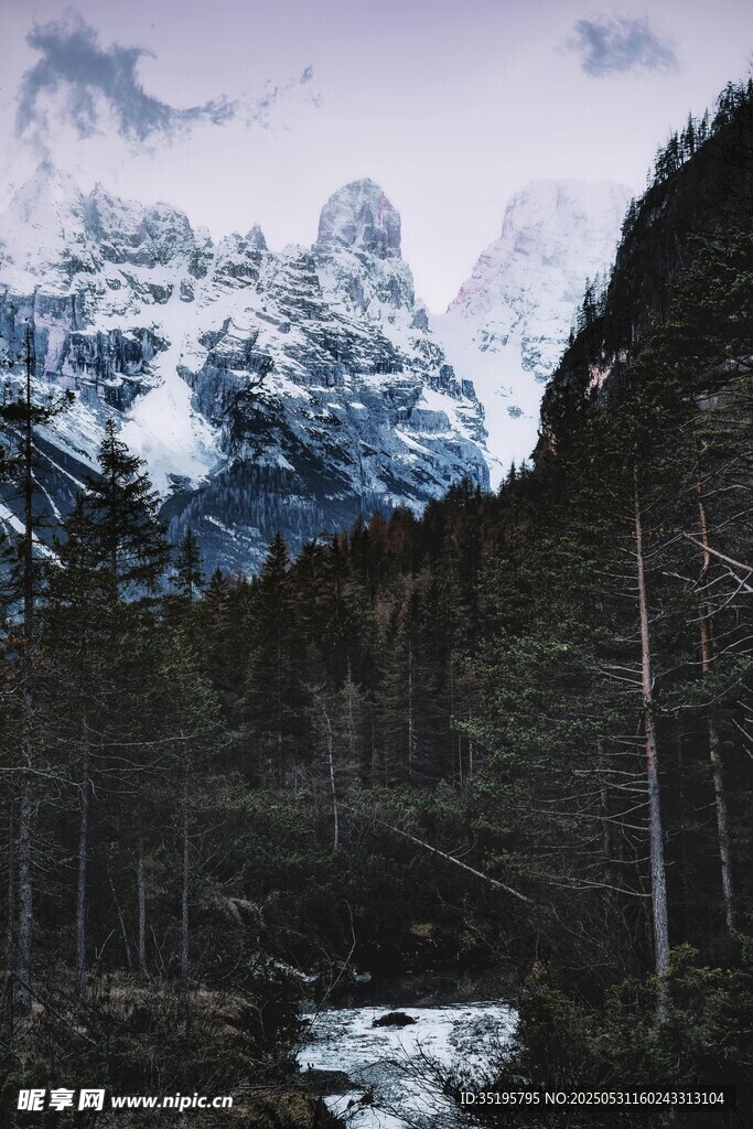 山间溪流与巍峨雪山美景