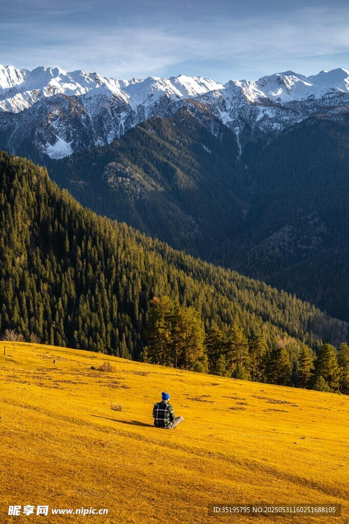 山间独坐赏壮丽秋景