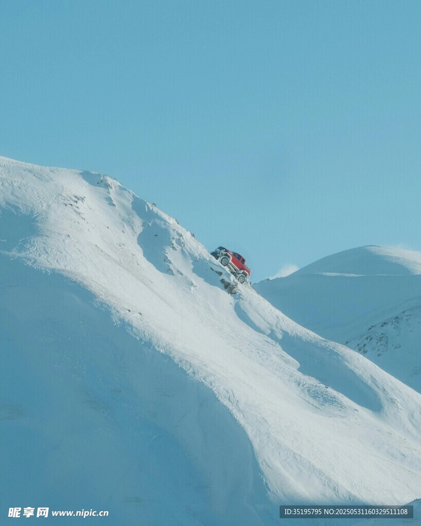 单人滑雪于皑皑雪山间