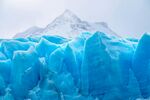 壮丽蓝冰川与远处雪山