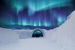 极光下的冰雪小屋