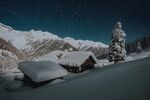 雪夜山间小屋与银装树木
