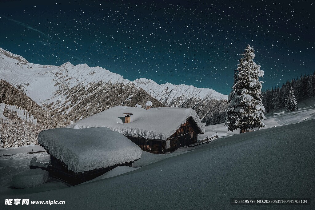 雪夜山间小屋与银装树木