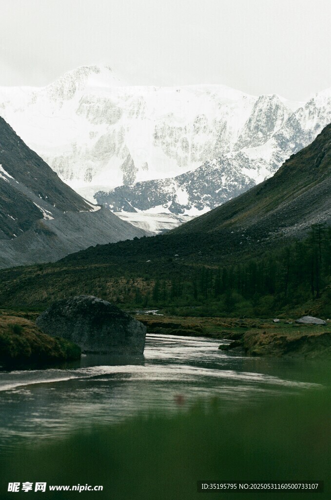 雪山下的静谧湖泊