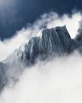 云雾缭绕的巍峨山峰