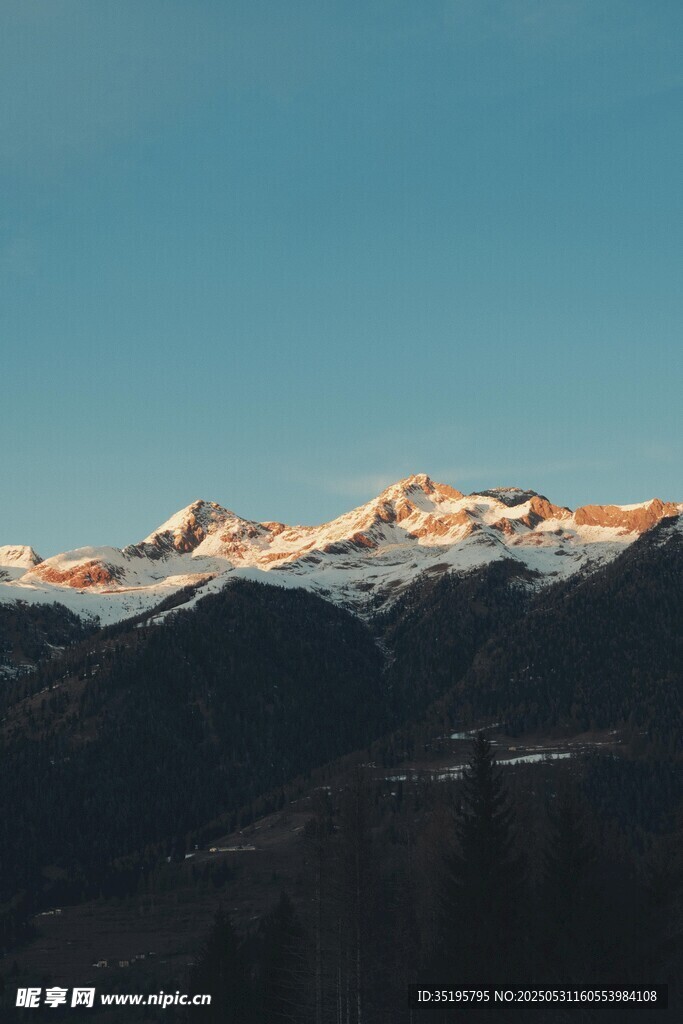 雪山晨曦美景