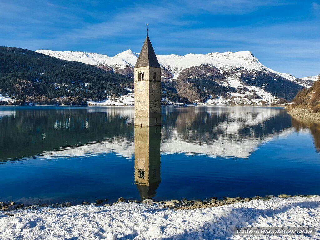 雪中湖畔孤塔美景