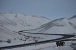 冬日雪山间的蜿蜒公路
