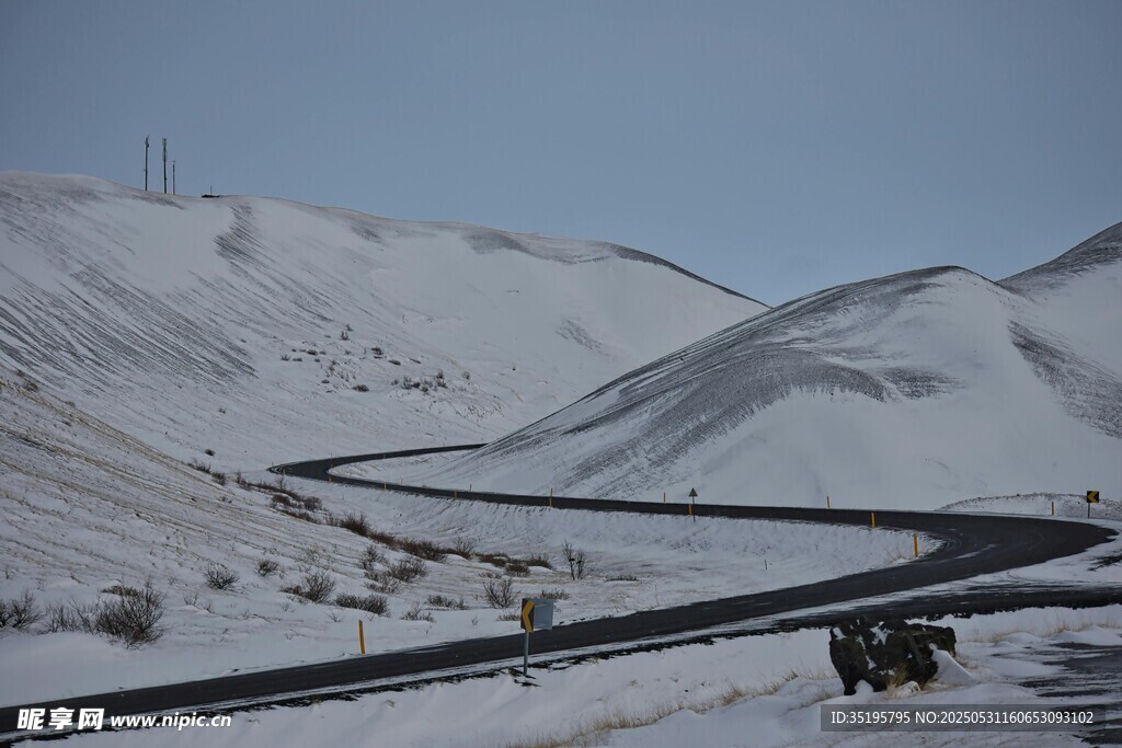 冬日雪山间的蜿蜒公路