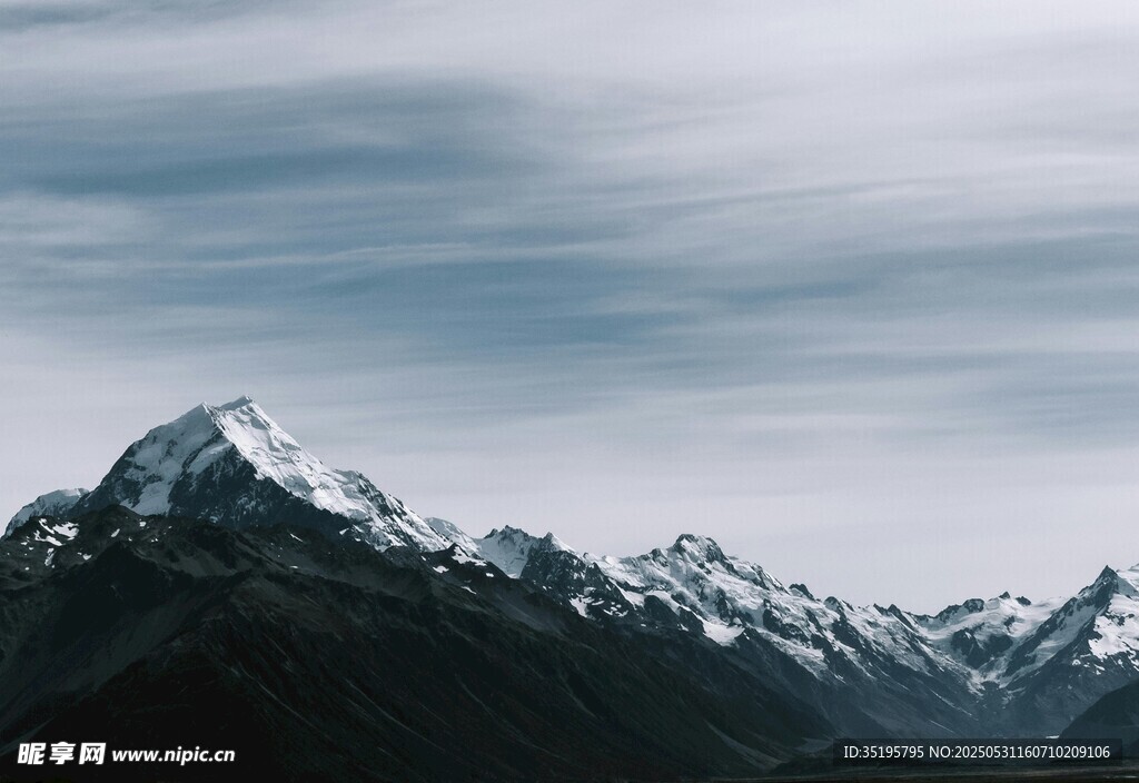 巍峨雪山壮丽自然景观