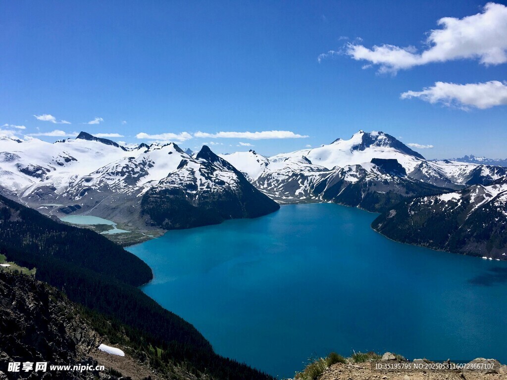 壮丽高山蓝湖美景