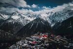 雪山下的村落美景