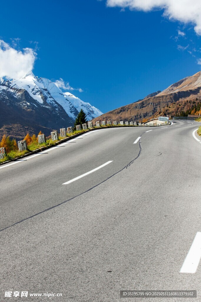 蜿蜒公路通向雪山美景