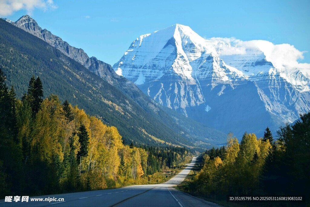 秋日山间公路与壮丽雪山