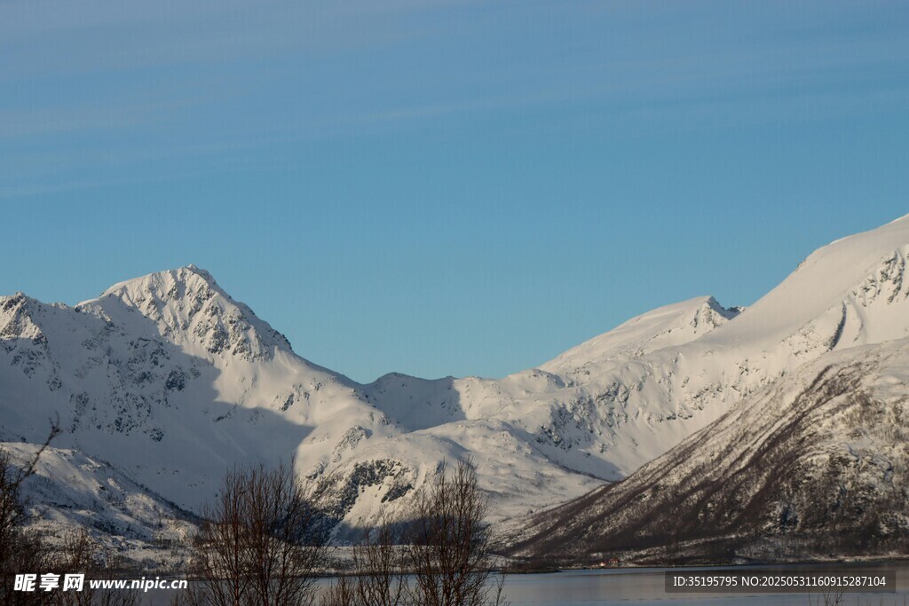 雪山湖泊壮丽自然景观