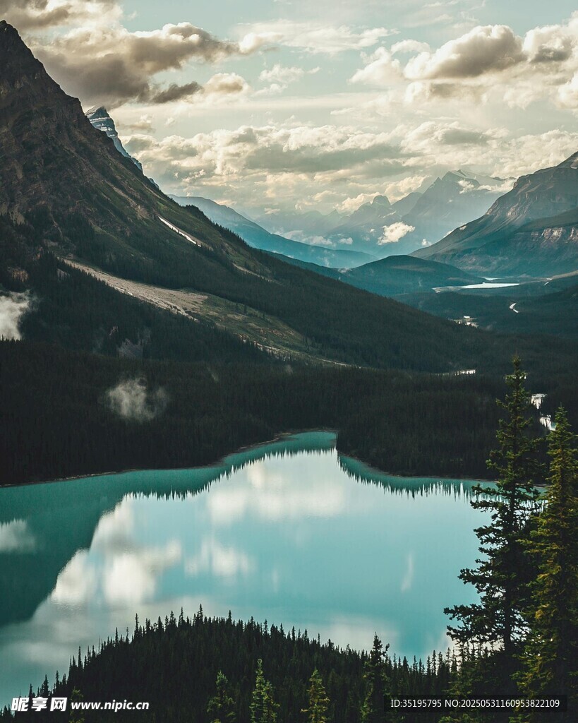 美丽湖山风景如画