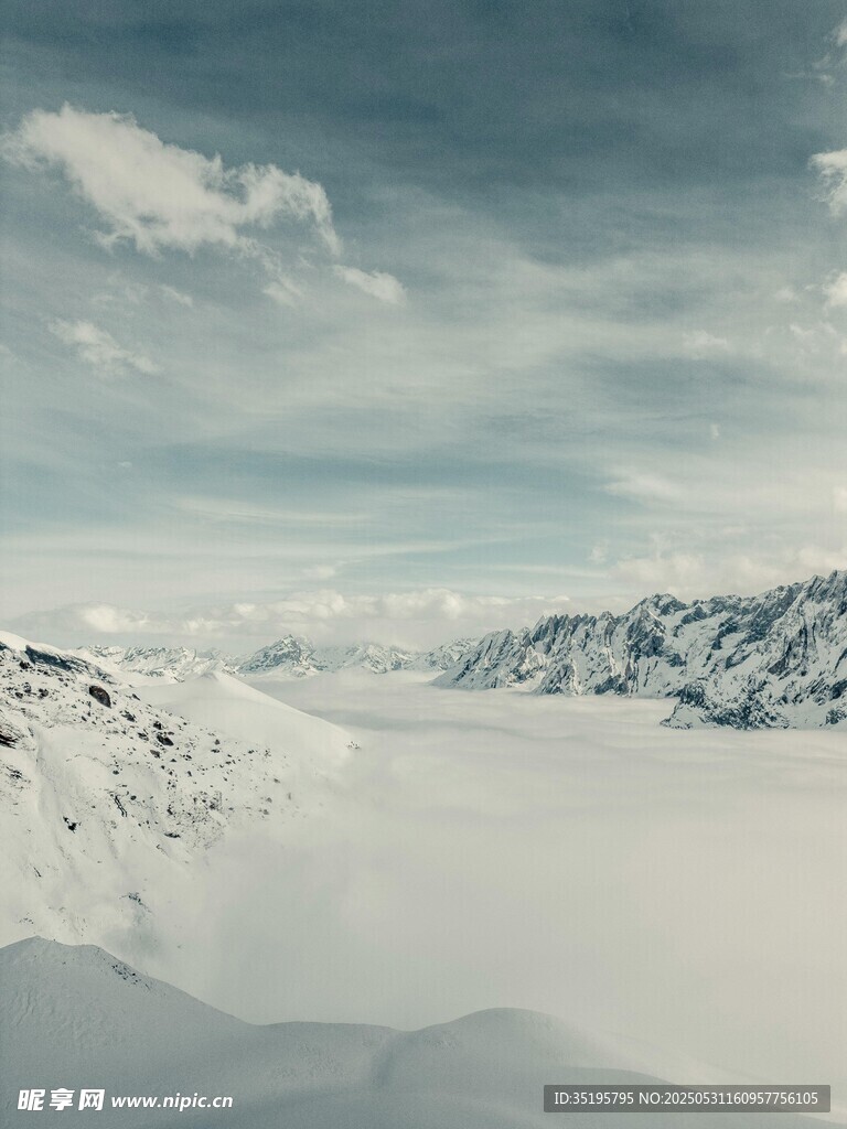 雪山云海壮丽自然景观
