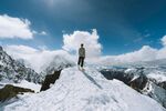 登顶雪山之人