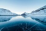冰封湖面的壮丽雪山倒影