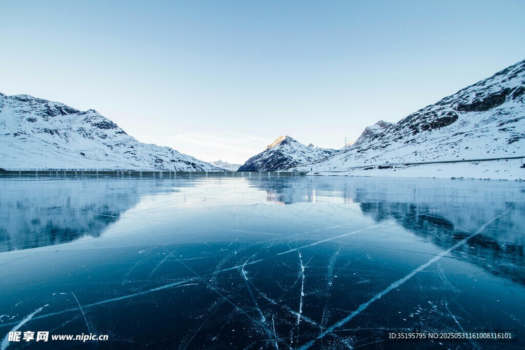冰封湖面的壮丽雪山倒影