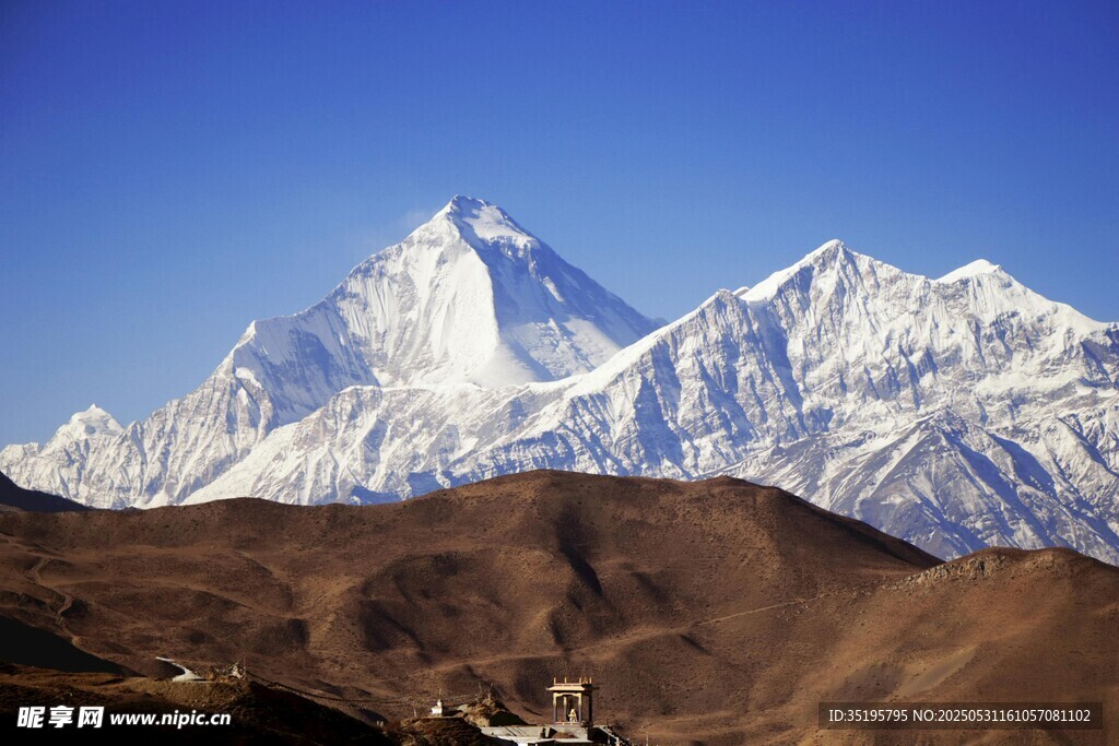 巍峨雪山壮丽景观