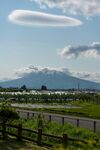 田园风光下的远山与云景