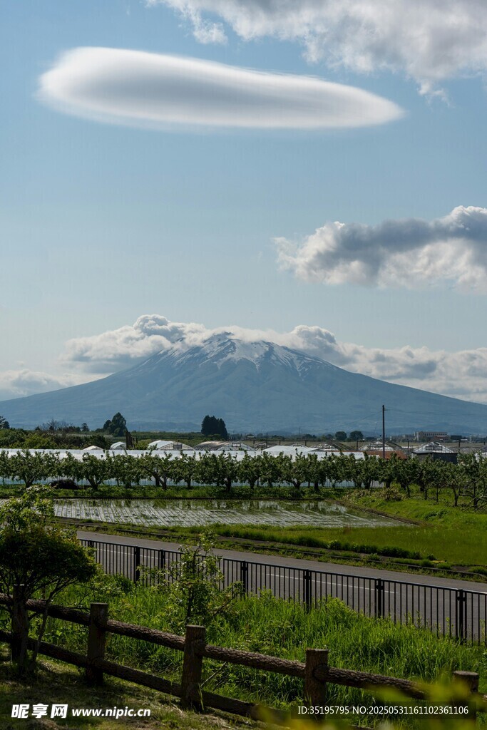 田园风光下的远山与云景
