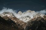 巍峨雪山云雾缭绕美景