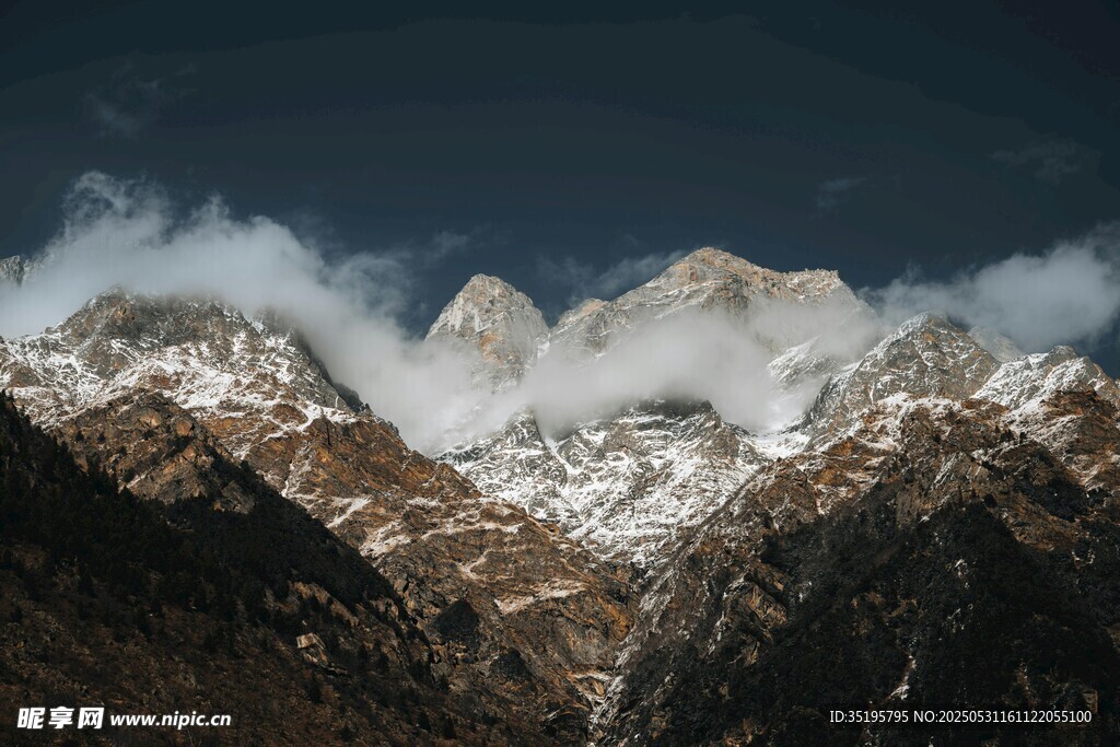 巍峨雪山云雾缭绕美景