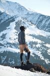 男子眺望雪山壮丽景色