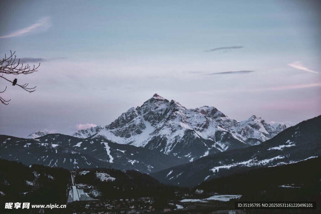 雪山暮色美景