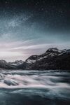 星空下的山川与涌动湖水