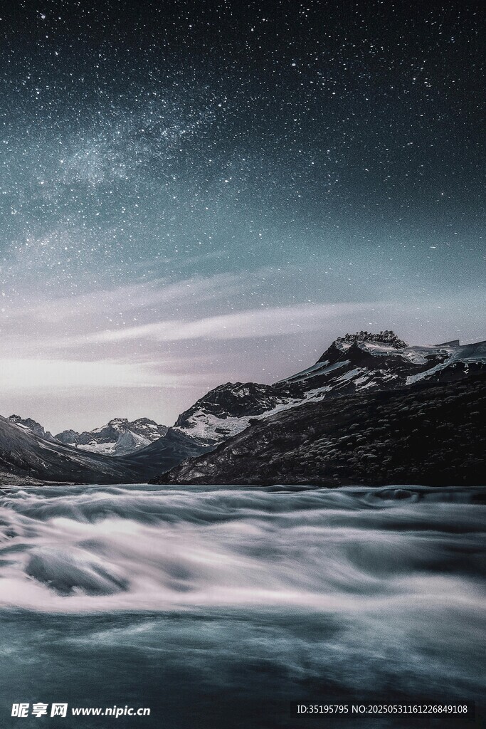 星空下的山川与涌动湖水