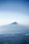 云雾中的巍峨山峰