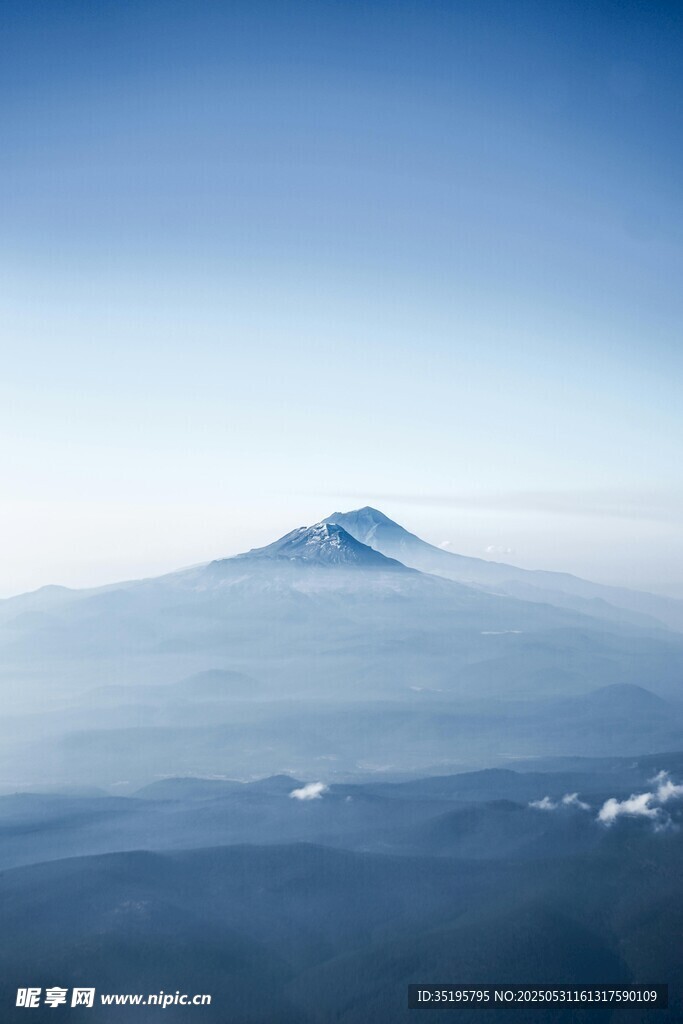 云雾中的巍峨山峰