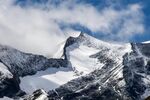 巍峨雪山壮丽景致